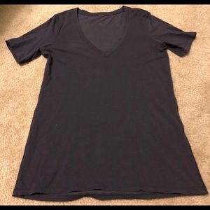 Lululemon v neck love tee size 6!